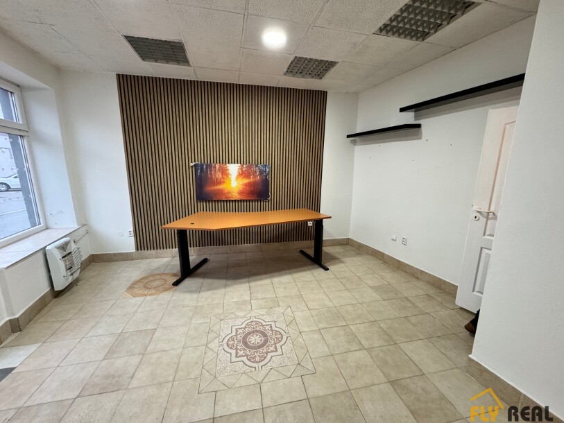 Prenajmeme podnikateľské priestory (20 m2) v centre mesta Sereď za 400 EUR/mes. bez energií  dostupné IHNEĎ!!-1