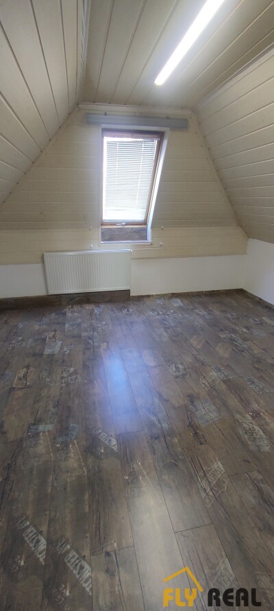 Prenájom 2-izbového čiastočne zariadeného podkrovného bytu (44 m2) v Seredi za 480 EUR/mes. vrátane energií voľný IHNEĎ!-2