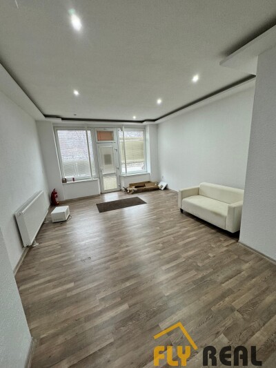 Prenajmeme kancelárske priestory s rozlohou 43 m2 v Seredi za 600 EUR/mes. vrátane energií-2