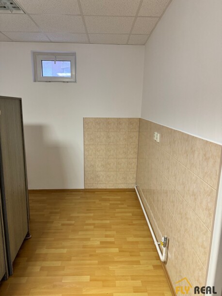 Prenajmeme obchodné alebo kancelárske priestory s rozlohou 100 m2 (60 m2 + 40m2) v Seredi za 1 000 EUR/mes. bez energií-12