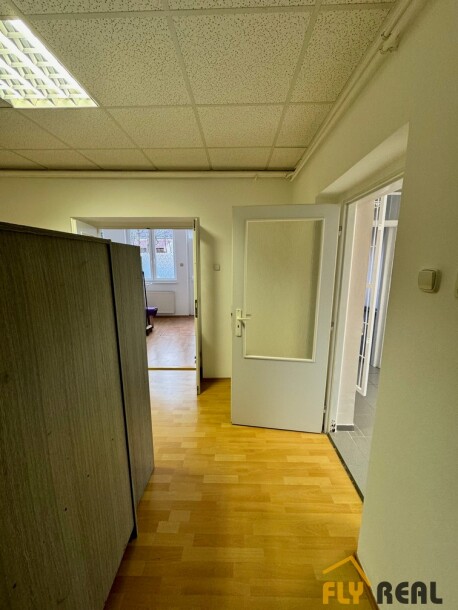 Prenajmeme obchodné alebo kancelárske priestory s rozlohou 100 m2 (60 m2 + 40m2) v Seredi za 1 000 EUR/mes. bez energií-6