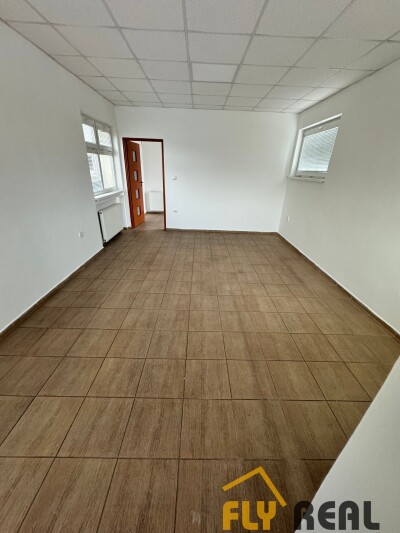 Ponúkame NA PRENÁJOM  CELÚ BUDOVU (2 podlažia) v centre mesta GALANTA  s rozlohou 100 m2 za 700 EUR/mes. bez energií-9