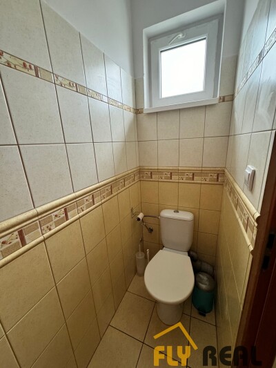 Ponúkame NA PRENÁJOM  CELÚ BUDOVU (2 podlažia) v centre mesta GALANTA  s rozlohou 100 m2 za 700 EUR/mes. bez energií-2