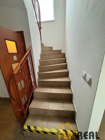 Ponúkame NA PRENÁJOM  CELÚ BUDOVU (2 podlažia) v centre mesta GALANTA  s rozlohou 100 m2 za 700 EUR/mes. bez energií-12