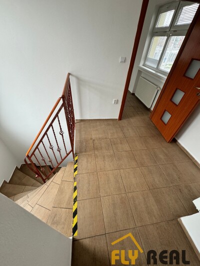 Ponúkame NA PRENÁJOM  CELÚ BUDOVU (2 podlažia) v centre mesta GALANTA  s rozlohou 100 m2 za 700 EUR/mes. bez energií-11