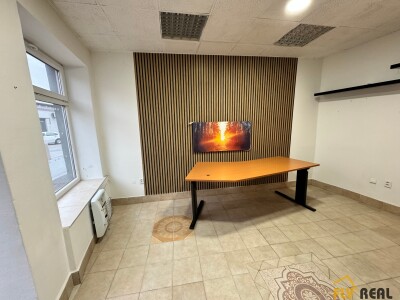 Prenajmeme podnikateľské priestory (20 m2) v centre mesta Sereď za 400 EUR/mes. bez energií  dostupné IHNEĎ!!-5