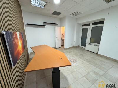 Prenajmeme podnikateľské priestory (20 m2) v centre mesta Sereď za 400 EUR/mes. bez energií  dostupné IHNEĎ!!-4